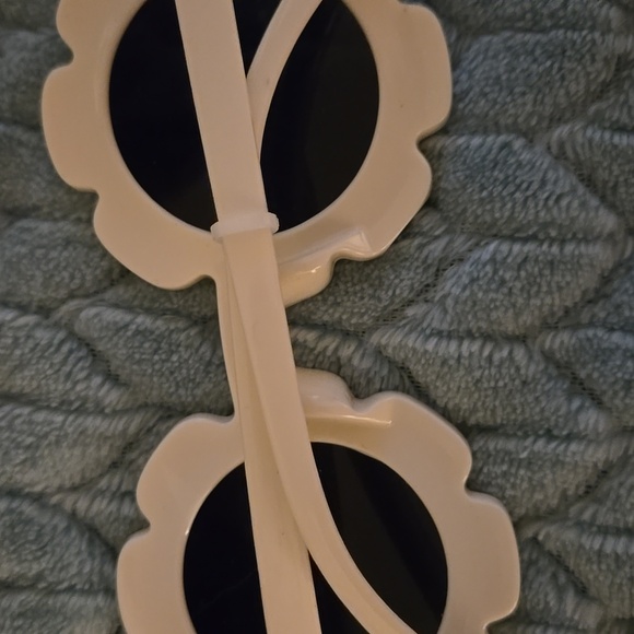 *NEW* Baby Girl Flower Sunglasses - Picture 2 of 2
